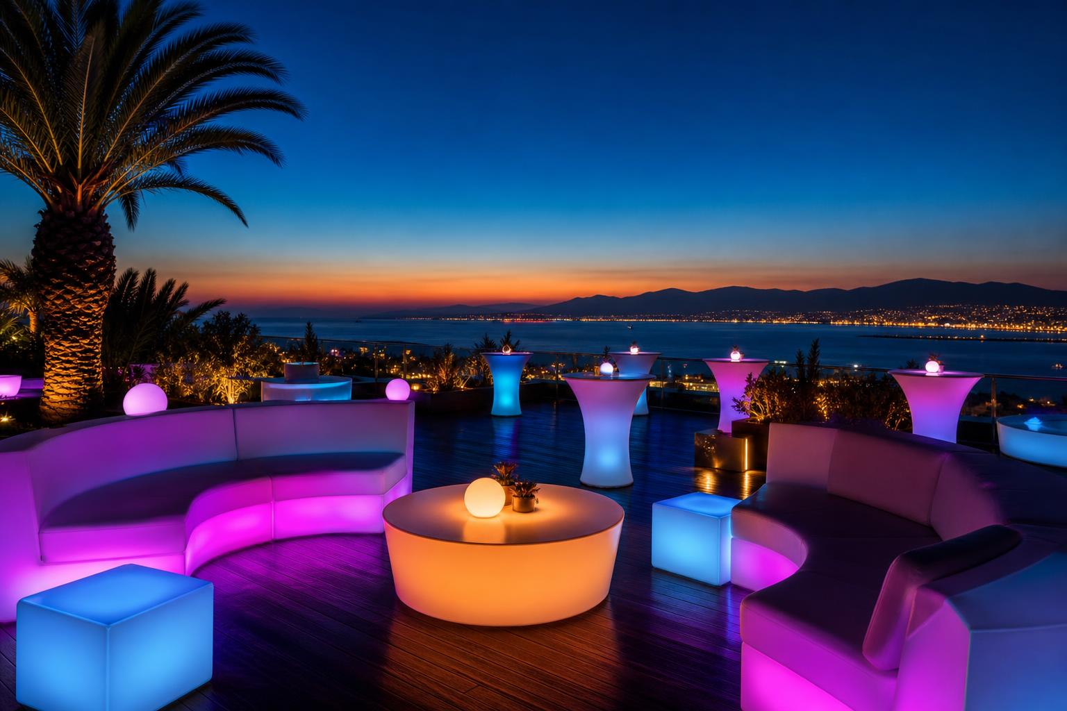 Luxe rooftop lounge met LED-verlichte designmeubelen tijdens blue hour